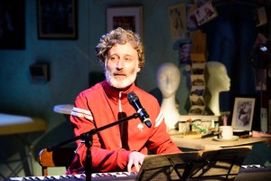 background comedian website size